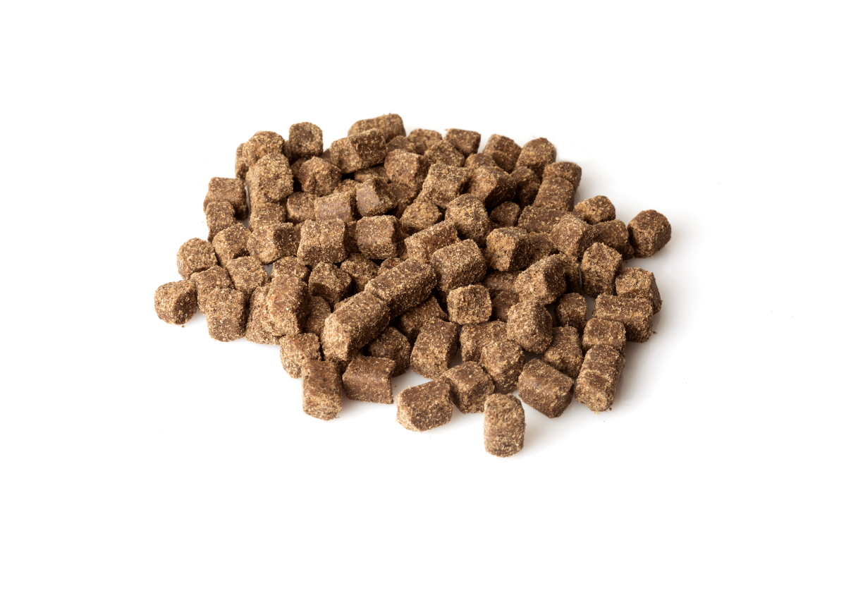 Kudo Chicken & Vegetables All Breeds Junior kaltgepresstes Hundefutter – Detailansicht der Kroketten (Huhn & Gemüse) für Welpen und Junghunde aller Rassen.