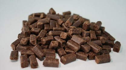 Kudo Premium Lamb & Rice Medium & Maxi Junior kaltgepresstes Hundefutter – Detailansicht der Kroketten für mittlere und große Junghunde.