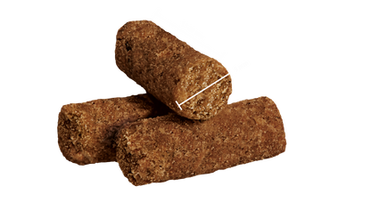 Kudo Red Meat & Vegetables Mini Adult von Kudo: Genaue Abmessungen und Krokettengröße mit Lineal für kleine ausgewachsene Hunde.